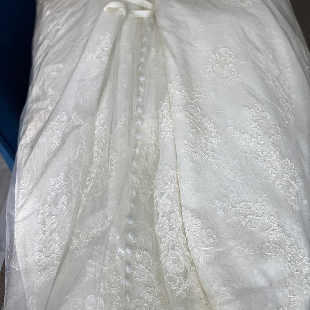 Monique Lhuiller Wedding Gown - Picture 8 of 10